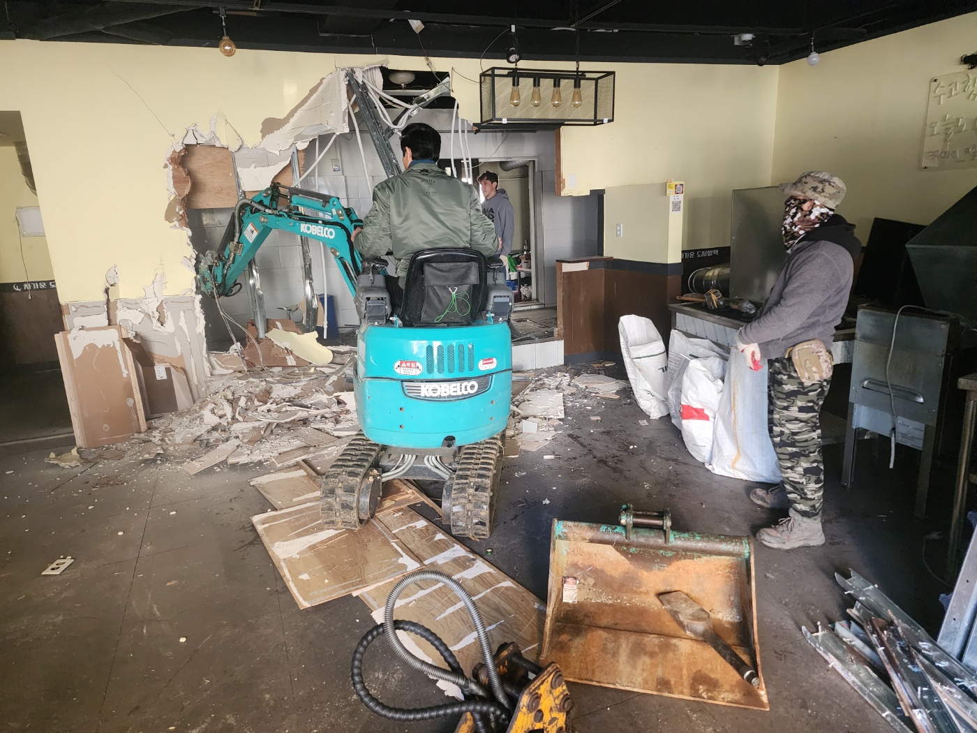 매장·사무실 철거 현장